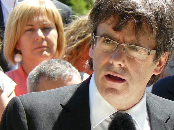 És fals que una germana de Puigdemont demani una resposta no violenta a la sentència amb un àudio de Whatsapp