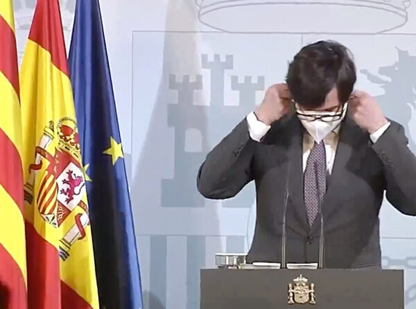 Salvador Illa va comparèixer amb la bandera catalana i espanyola com a ministre perquè així ho marca la llei