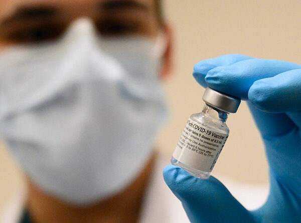 La farmacovigilància europea descarta ara com ara una relació entre les vacunes de la covid-19 i l’absència de menstruació durant tres mesos