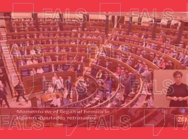El canal 24 Horas no ha emitido un r&oacute;tulo anunciando que &ldquo;llegan al hemiciclo algunos diputados retrasados&rdquo;, es un montaje