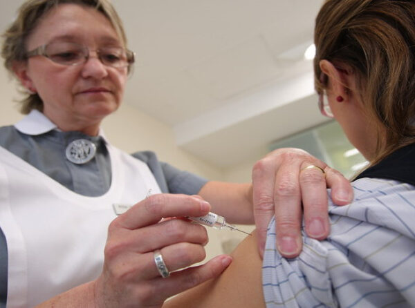 És fals que el coronavirus es transmeti a través de les vacunes de la grip