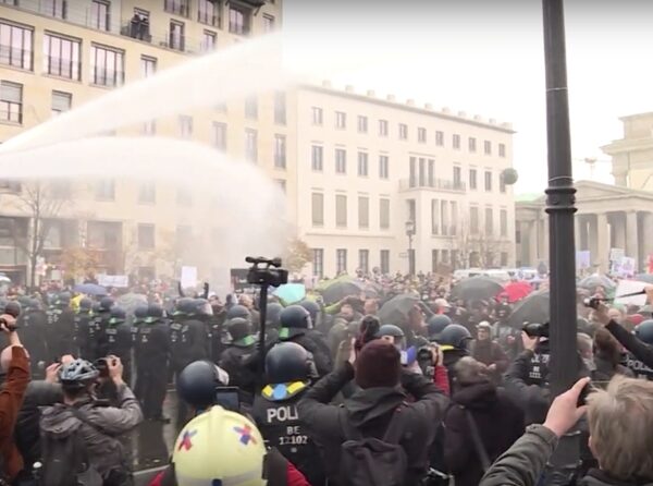 No hi ha proves de manifestants morts al Regne Unit per cavalls desbocats, ni a Alemanya per canons d’aigua