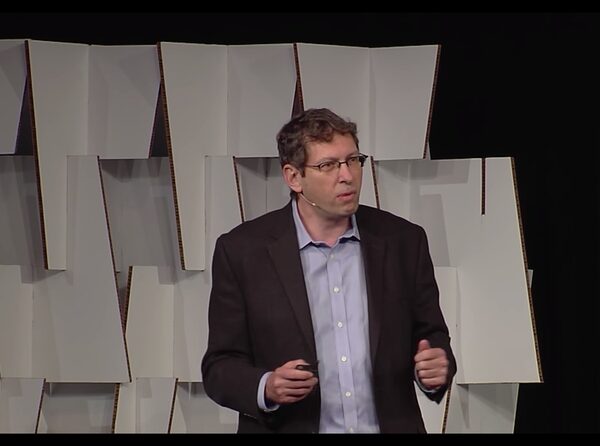 No, el director m&egrave;dic de Moderna no ha dit que les vacunes d’ARNm modifiquin el teu codi gen&egrave;tic