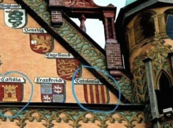 Per qu&egrave; apareixen els escuts de Catalunya i Castella a la fa&ccedil;ana de l&rsquo;Ajuntament d&rsquo;Ulm (Alemanya) que va ser restaurada el 1905