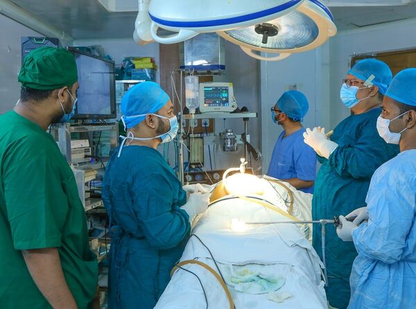 Las aseveraciones falsas basadas en la primera autopsia a un fallecido tras vacunarse