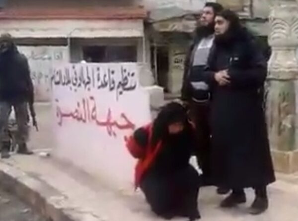 El v&iacute;deo de l&rsquo;execuci&oacute; d&rsquo;una dona al mig del carrer no &eacute;s actual ni &eacute;s de l&rsquo;Afganistan, &eacute;s S&iacute;ria el 2014
