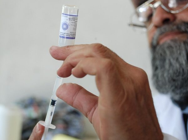 És fals que la vacuna contra la covid-19 produeixi “desenes de milers de morts”, com s’assegura en una revista