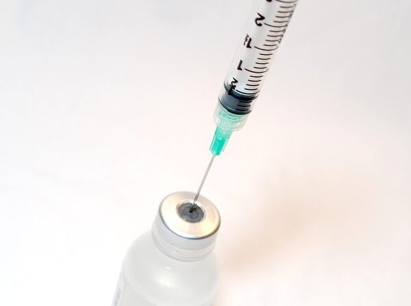 Las vacunas contra la covid-19 no implantan nanosensores en el cerebro que pueden ser controlados por 4G y 5G