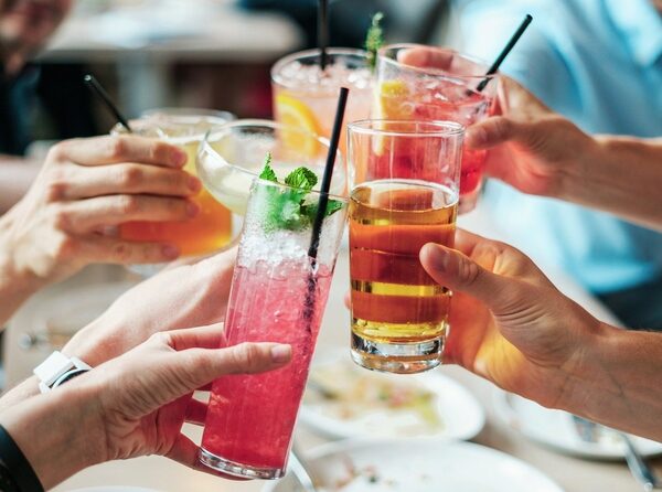 El consum d’alcohol, inclús el vi en quantitats moderades, té riscos per a la salut