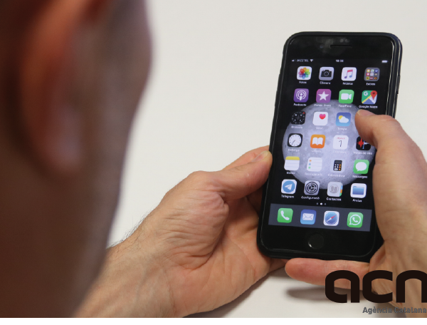 Pla detall d'un treballador mirant el mòbil