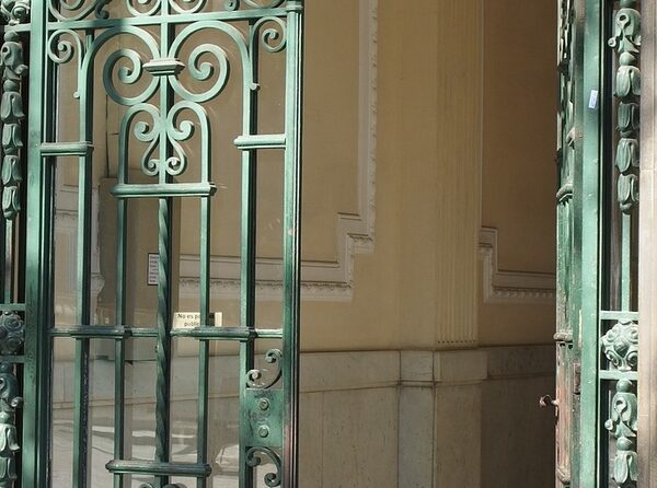 Els portals de Barcelona també són refugis climàtics on estar fresquets