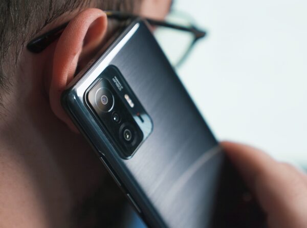 El vishing es una estafa en la que te llaman haciéndose pasar por tu banco u otra entidad de confianza para obtener información personal o bancaria.